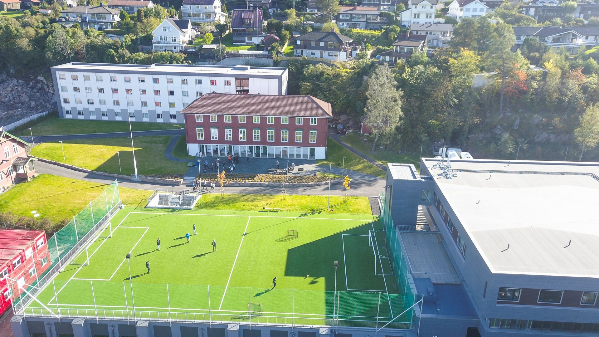 Dronefoto av Rænningen folkehøgskole